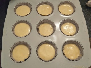 17、卡仕达长崎杯子蛋糕,填充完成。预热烤箱170°。