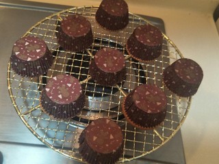 20、卡仕达长崎杯子蛋糕,放凉倒扣。