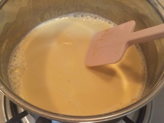 26、卡仕达长崎杯子蛋糕,开最小的火慢慢熬煮，边熬煮边搅拌。