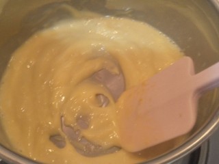 27、卡仕达长崎杯子蛋糕,看到他变粘稠了，马上关火。