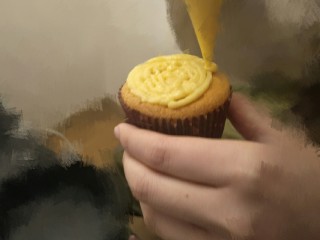 31、卡仕达长崎杯子蛋糕,把卡仕达酱挤在蛋糕上。