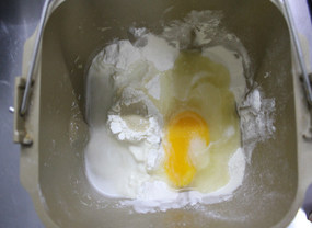 3、#夏天的味道#奶酪控一定要做的面包——蔓越莓奶酪包 ,把除黄油的所有材料放入面包机