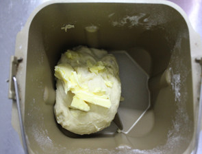 4、#夏天的味道#奶酪控一定要做的面包——蔓越莓奶酪包 ,揉至面团光滑，大概用时15分钟，放入软化的黄油。