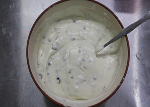 7、#夏天的味道#奶酪控一定要做的面包——蔓越莓奶酪包 ,发酵的过程中可以做奶酪馅料，把奶油奶酪加糖搅打顺滑，放入牛奶、奶粉、蔓越莓干混合均匀即可。