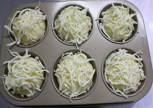 12、#夏天的味道#奶酪控一定要做的面包——蔓越莓奶酪包 ,撒上马苏里拉奶酪。