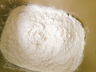 2、超级松软的牛奶小餐包,接着倒入玉米油、高筋面粉、酵母，启动和面程序，15分钟左右！