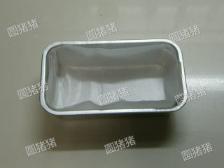 1、奶油蛋糕,低筋面粉+泡打粉过筛备用,用在模具内铺垫好烘焙纸。