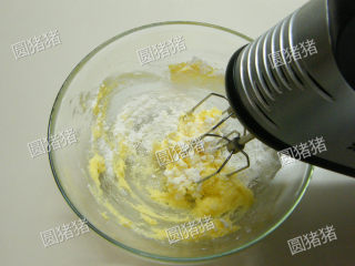 2、奶油蛋糕,加入细砂糖先手动将糖油拌匀,再用低速,转中速打至膨发。