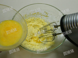 3、奶油蛋糕,室温鸡蛋先打散成蛋液,分次少量的加入黄油中,每次需迅速搅打至蛋油完全溶合,方可加入第二次。