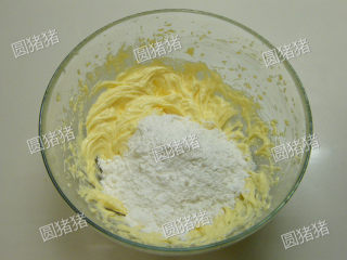 5、奶油蛋糕,加入过筛粉类用橡皮刮刀略拌匀。