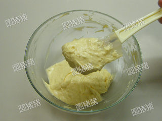 6、奶油蛋糕,用橡皮刮刀拌匀,拌好的状态。