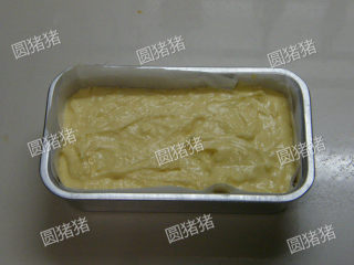 7、奶油蛋糕,将拌好的面糊装入模具内,8分满。