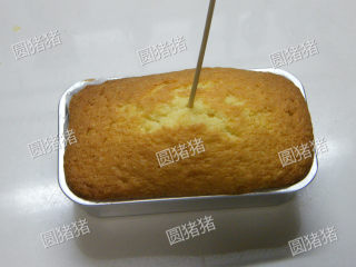 8、奶油蛋糕,烤箱170度预热,上下火,170度中层烤22-25分钟,烤好的蛋糕用竹签插入无粘黏即表示熟了。