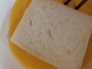 11、可以爆浆的香蕉酸奶吐司,面包放入蛋液中打个滚