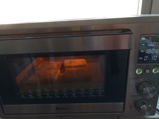 13、可以爆浆的香蕉酸奶吐司,放入烤箱180度烤 15分钟