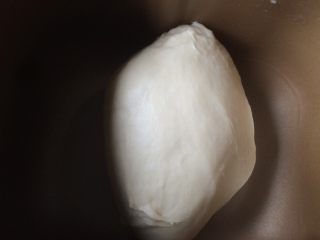 2、香葱培根芝士面包（咸香味）,慢速搅拌均匀，再快速搅拌至表面光滑。