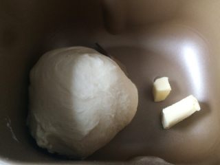 3、香葱培根芝士面包（咸香味）,加入无盐黄油