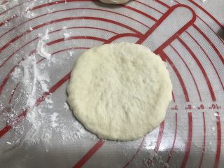 10、香葱培根芝士面包（咸香味）,取一个面团，轻轻压扁。