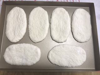 12、香葱培根芝士面包（咸香味）,放入烤箱二次发酵。温度38度，烤箱内放一碗温水，保证湿度环境。