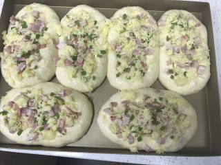18、香葱培根芝士面包（咸香味）,撒上芝士碎