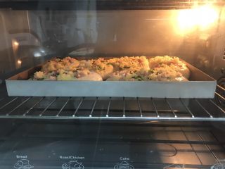 19、香葱培根芝士面包（咸香味）,刷蛋液，此时预热烤箱上下火200度。烤箱提前预热，220度5分钟