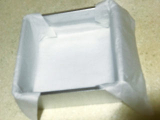 1、浅湘食光&网红古早蛋糕,准备8寸方形模具，因是活底铺了油纸