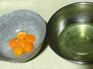4、浅湘食光&网红古早蛋糕,分离好的蛋黄、蛋清