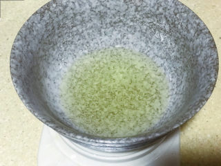 5、浅湘食光&网红古早蛋糕,70g玉米油用微波炉加热2分钟