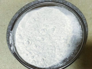 7、浅湘食光&网红古早蛋糕,将低筋面粉筛入加热后的玉米油中