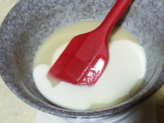 9、浅湘食光&网红古早蛋糕,翻拌均匀后加入65g牛奶