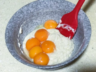 11、浅湘食光&网红古早蛋糕,加入蛋黄翻拌均匀