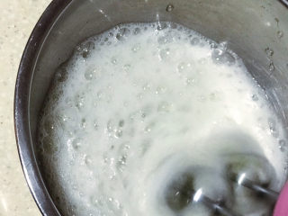 14、浅湘食光&网红古早蛋糕,分3次加入细砂糖打发蛋白