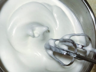 15、浅湘食光&网红古早蛋糕,打发至湿性发泡（打起打蛋器成小弯勾）