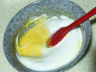 16、浅湘食光&网红古早蛋糕,蛋黄液中分次加入打发好的蛋白翻拌均匀，