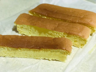 22、浅湘食光&网红古早蛋糕,切开，比较绵软