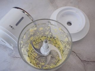 3、蒜香吐司条,蒜打成末