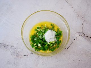 6、蒜香吐司条,把小葱和蒜末放入融化的黄油中，再加入盐