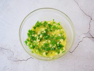 7、蒜香吐司条,搅拌均匀