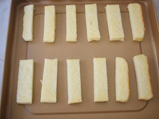 8、蒜香吐司条,把吐司条摆放在不沾烤盘上，如果不是不沾的，记得要铺上油纸