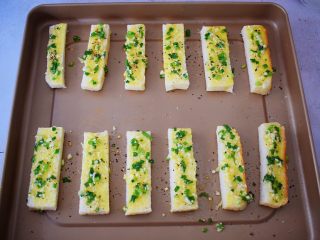 10、蒜香吐司条,再撒上现磨黑胡椒粉