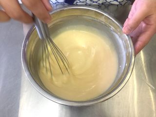 7、榴莲千层,使面糊混合均匀