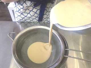 8、榴莲千层,均匀混合好的面糊 过筛2-3次