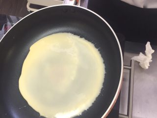 9、榴莲千层,电陶炉中火热锅（85-90度）、取一勺面糊入锅内快速甩圆，甩出节奏来！