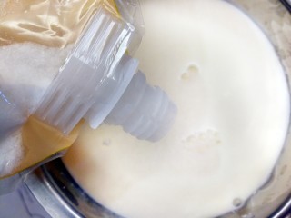 5、牛奶也能炸着吃,加入白糖