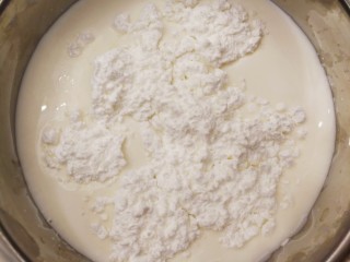 6、牛奶也能炸着吃,加入玉米淀粉