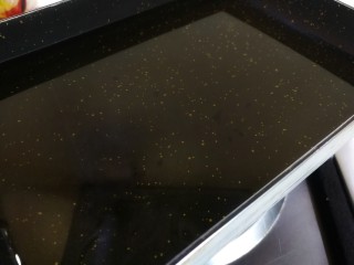 17、牛奶也能炸着吃,锅里到较多的油,大火烧到六成热,转中小火