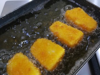 18、牛奶也能炸着吃,慢慢放入裹好的奶糕,中小火炸至金黄色(期间一面炸好后翻一面再炸)