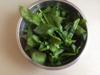 1、菠菜小蛋糕,只取菠菜叶，洗干净后，用热水焯一下