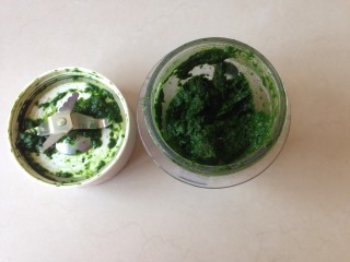 2、菠菜小蛋糕,放入料理机里打成菠菜泥