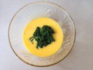3、菠菜小蛋糕,蛋黄加油搅拌均匀，倒入菠菜泥